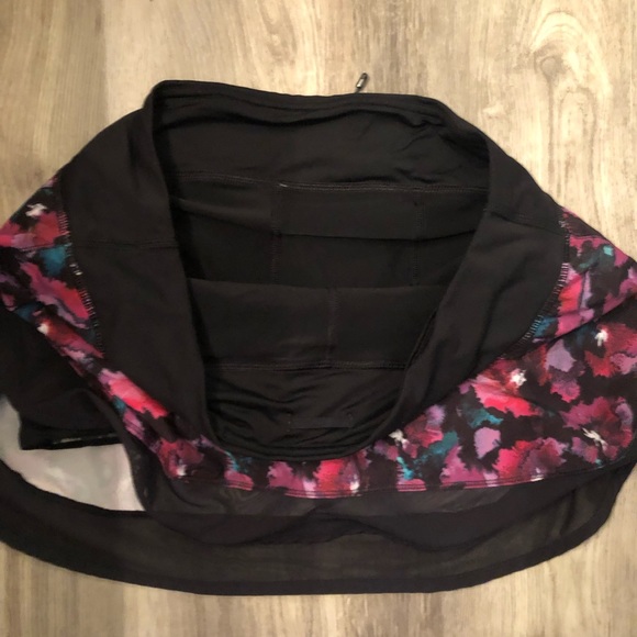 Size 8 Lululemon Floral Hotty Hot skirt - Picture 4 of 5